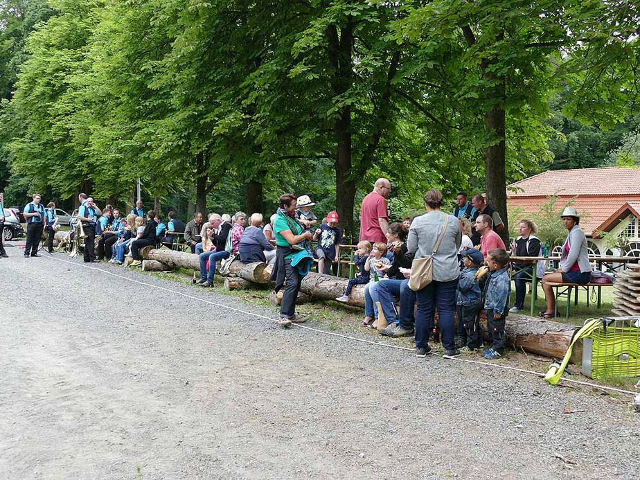 Entzünden des Johannifeuers (Foto: Karl-Franz Thiede)